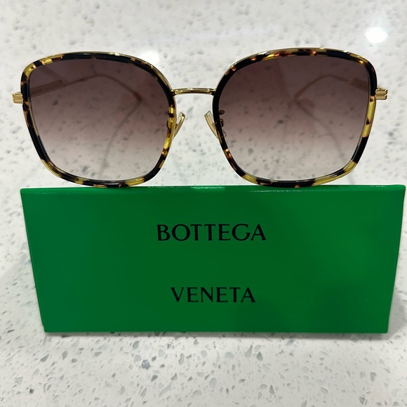 Bottega Veneta Accessories - Bottega Veneta Sunglasses 😎